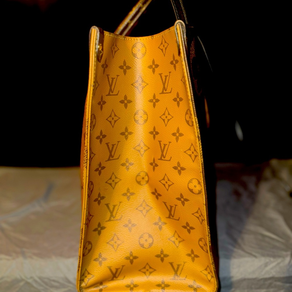 Hi my wife is interested in selling her purse it’s a Louis Vuitton Onthego